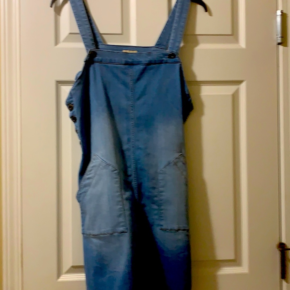 Jean jumper with front pockets, stretch material.